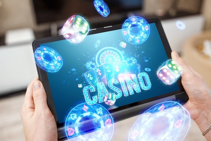 Pengguna membaca cashback melalui ponsel
